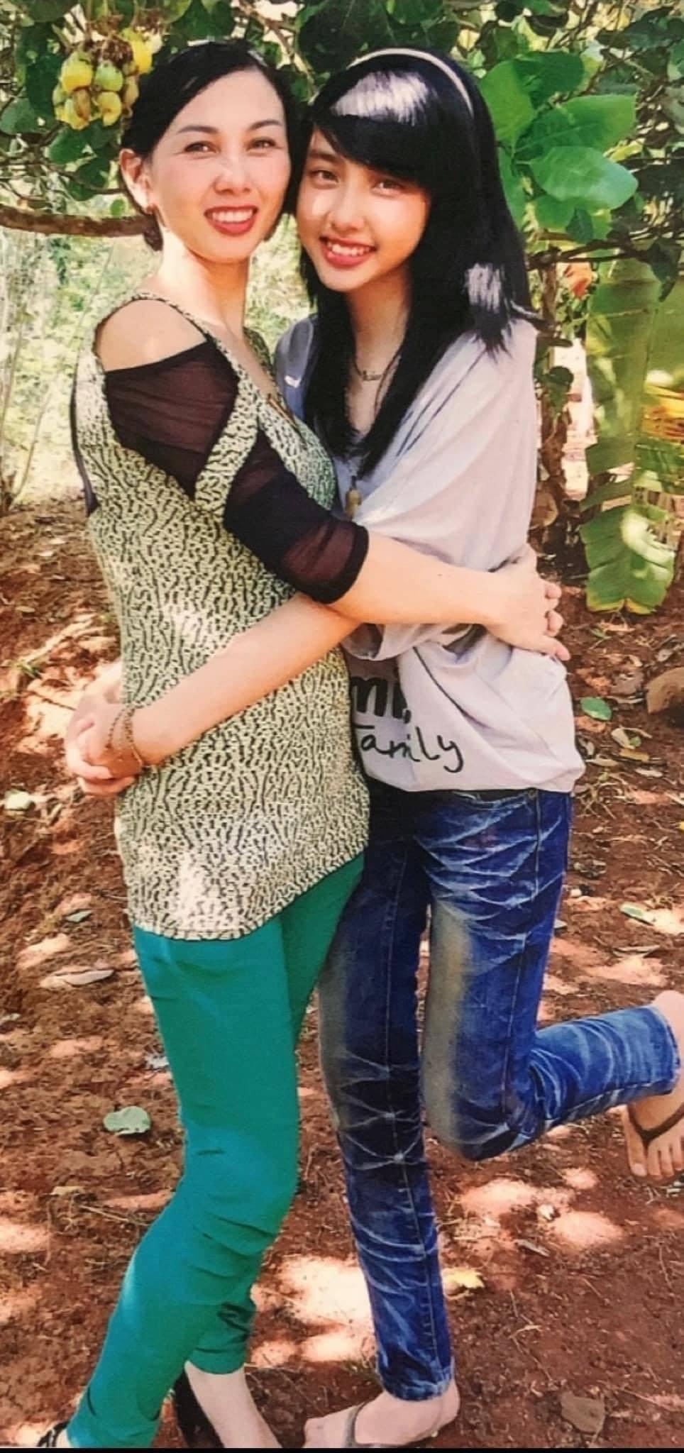 Loạt ảnh hiếm hoi thời còn đi học của Tiên bên mẹ.