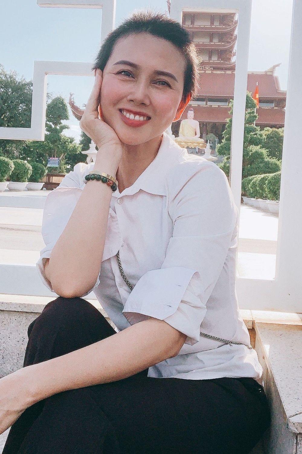 Chị Phạm Thị Gấm kể trước đây chị hay được khen "xinh giống hoa hậu". Nhưng từ lúc con gái đăng quang, chị có nickname mới là "mẫu hậu".