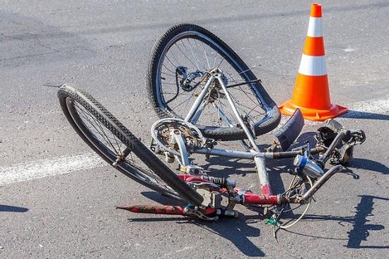 2 xe đạp 'tông nhau', cụ bà 68 tuổi thủng đại tràng, gãy 3 xương sườn