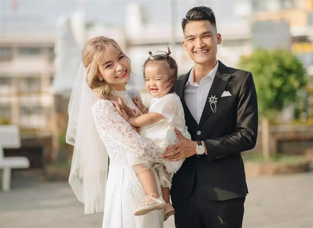 Mạc Văn Khoa bị nghi mặc quần vợ đi quay show-5