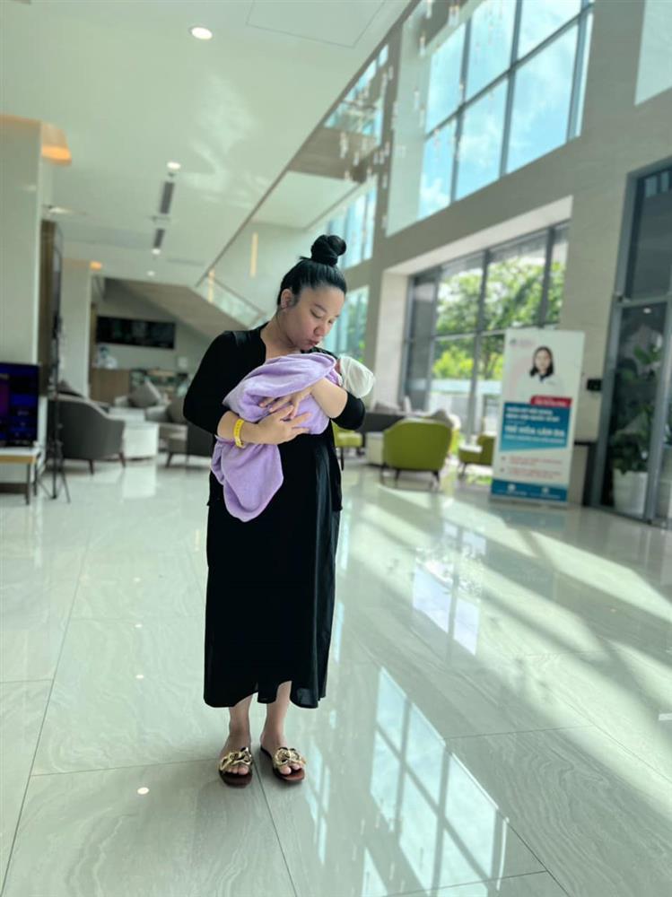 Vợ một mình ôm con xuất viện, Lê Dương Bảo Lâm nhận lỗi lầm-2