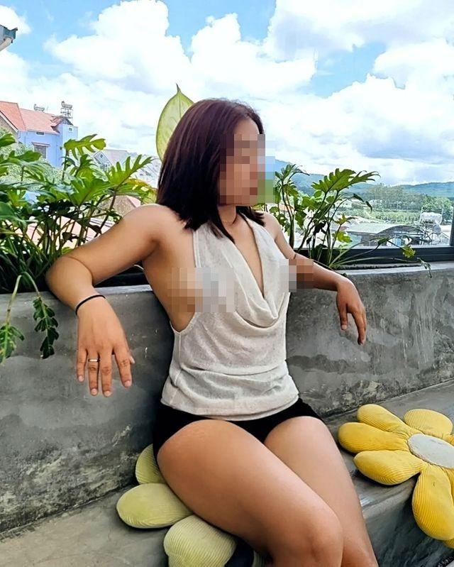 Người phụ nữ gây sốc, khoe loạt ảnh thả rông du lịch khắp nơi-3