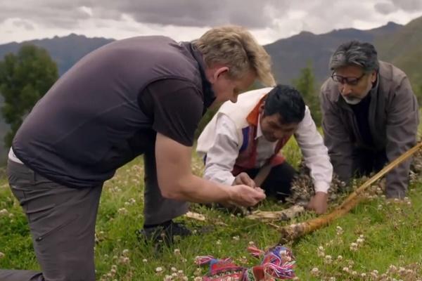 Gordon Ramsay vớt tảng băng để pha cocktail-1