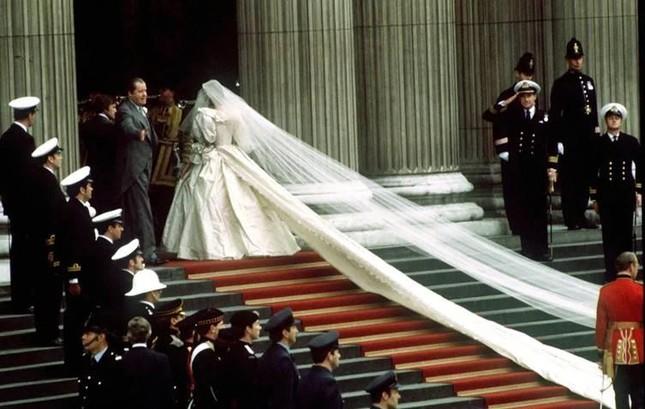 Những bí mật đằng sau chiếc váy cưới của Công nương Diana-3