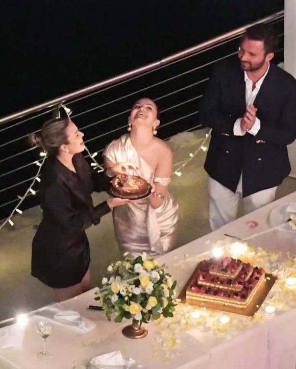 Selena Gomez bụng to tướng vẫn được trai đẹp ôm hôn thắm thiết-1