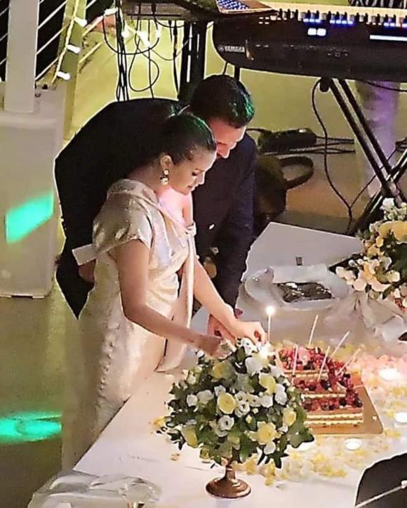 Selena Gomez bụng to tướng vẫn được trai đẹp ôm hôn thắm thiết-3