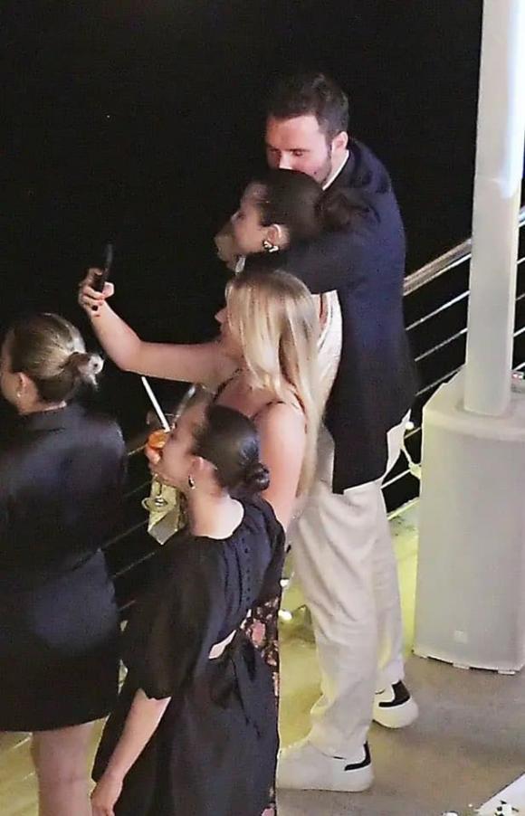 Selena Gomez bụng to tướng vẫn được trai đẹp ôm hôn thắm thiết-4