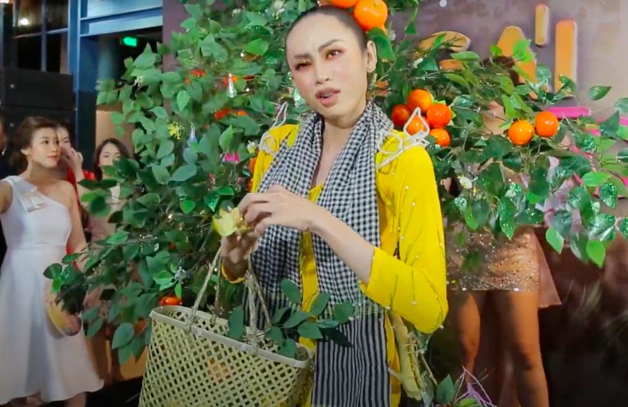 Á hậu lên thảm đỏ đeo cả cây quýt tưởng đi thi trang phục dân tộc-3