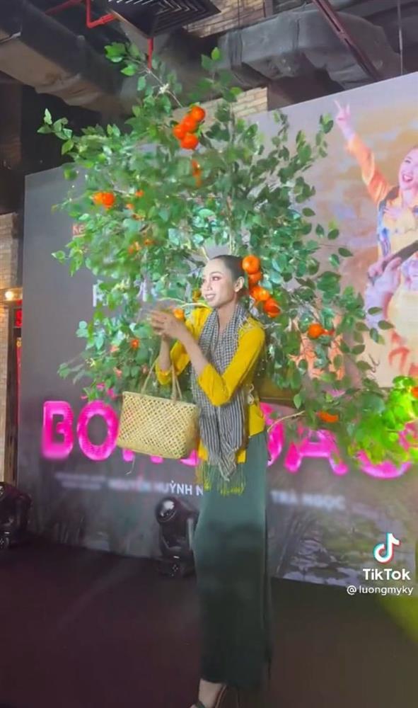 Á hậu lên thảm đỏ đeo cả cây quýt tưởng đi thi trang phục dân tộc-4