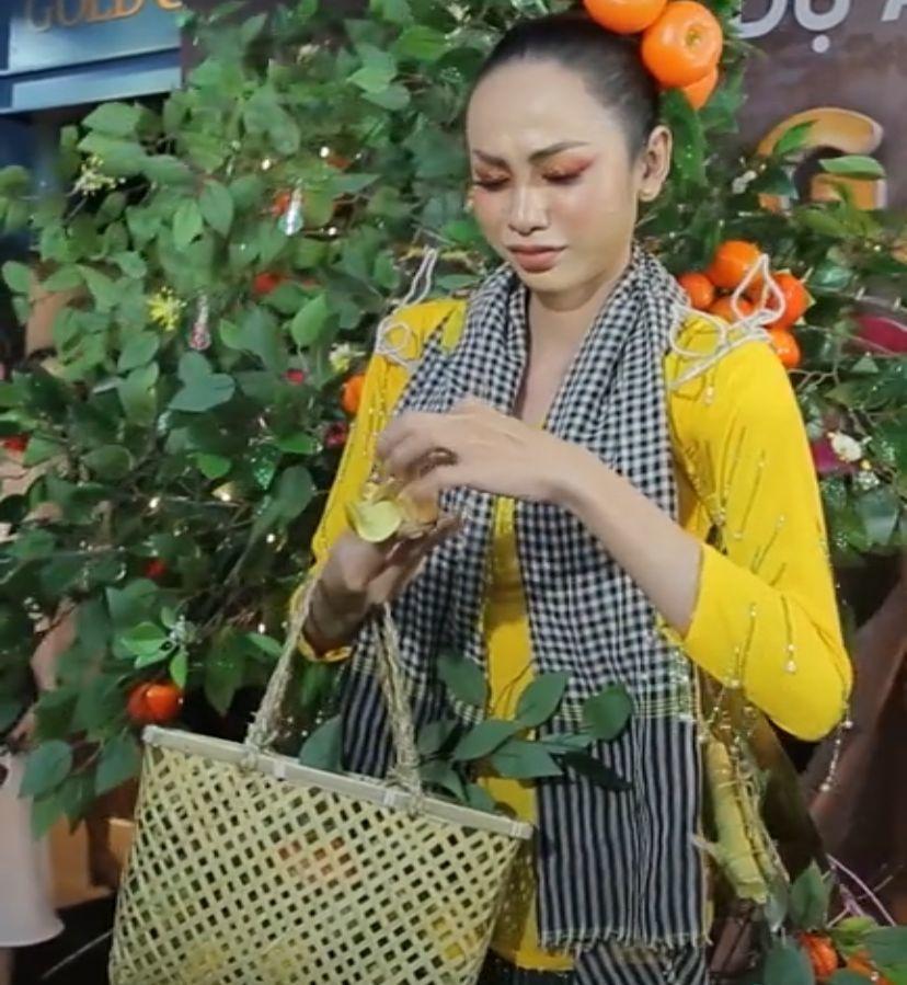 Á hậu lên thảm đỏ đeo cả cây quýt tưởng đi thi trang phục dân tộc-1