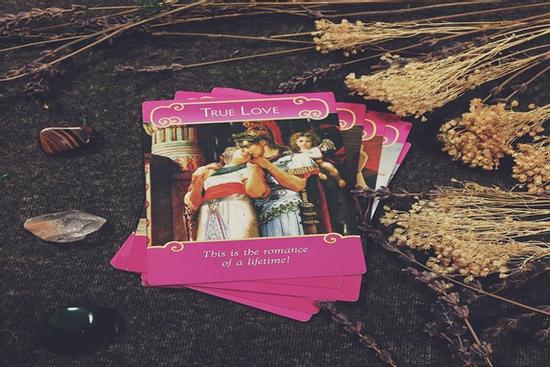 Bói bài Tarot để biết người yêu của bạn có máu ghen tuông không?