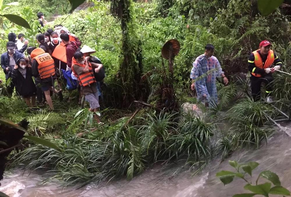 Giải cứu thành công 23 học sinh mắc kẹt ở suối Tiên do mưa lớn-1