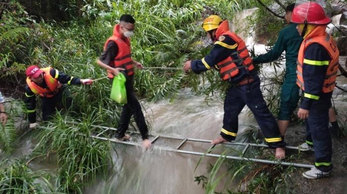 Giải cứu thành công 23 học sinh mắc kẹt ở suối Tiên do mưa lớn-2