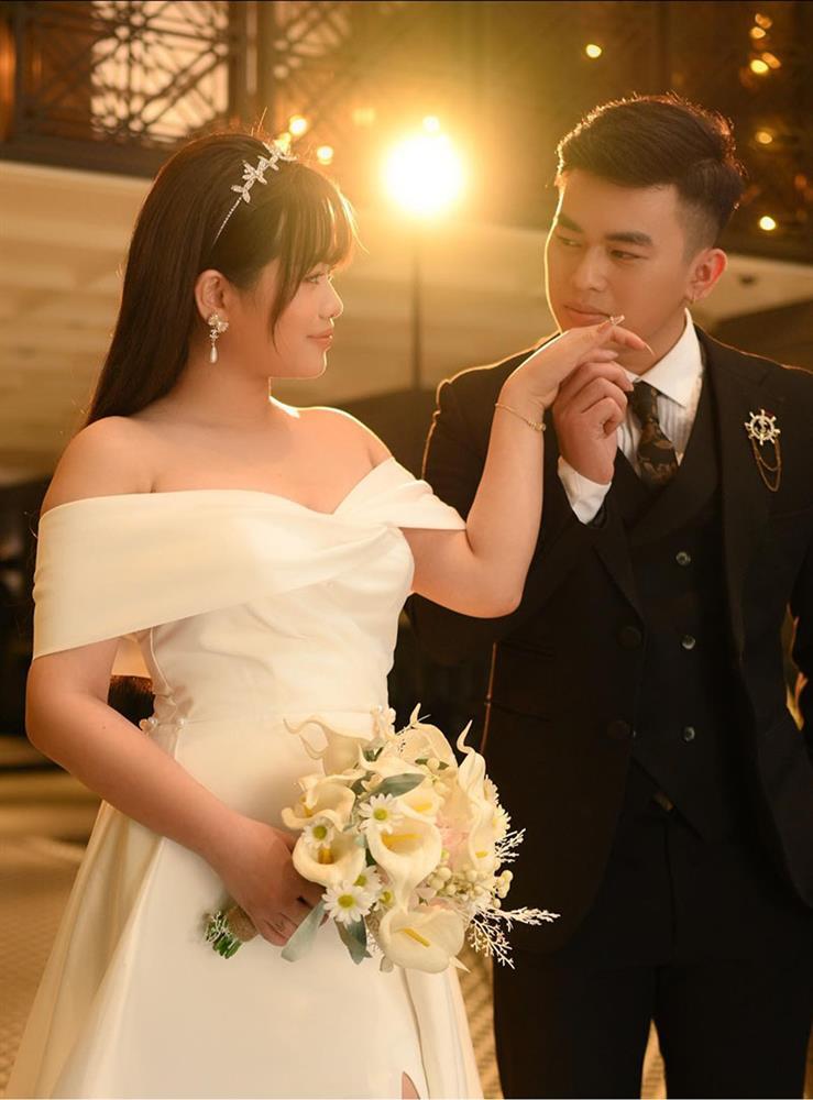 Danh tính KHỦNG cô vợ được chồng tặng bó hoa 500k sau sinh-10