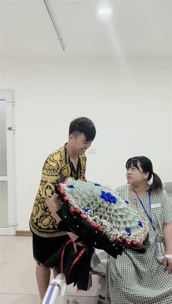 Danh tính KHỦNG cô vợ được chồng tặng bó hoa 500k sau sinh-3