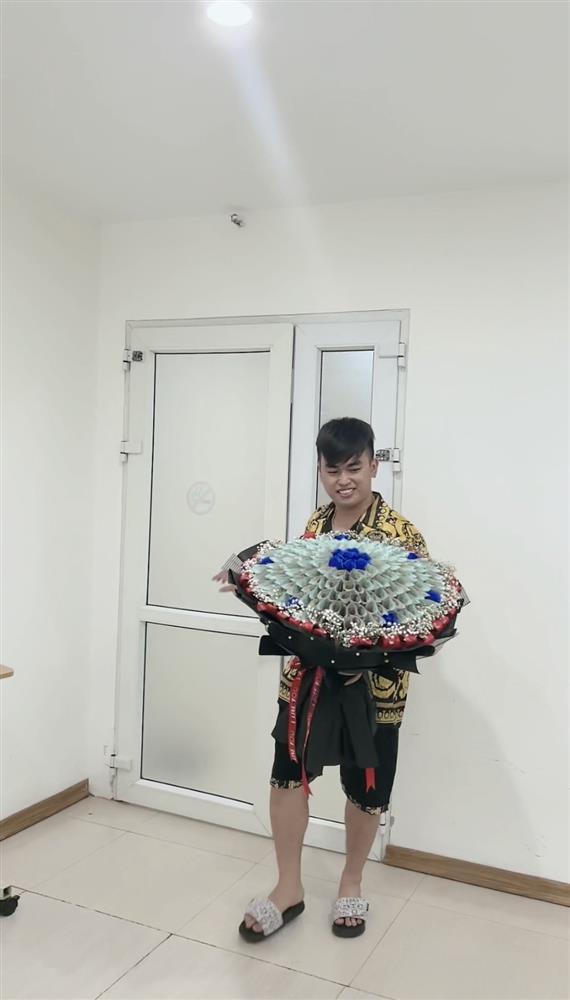 Danh tính KHỦNG cô vợ được chồng tặng bó hoa 500k sau sinh-1