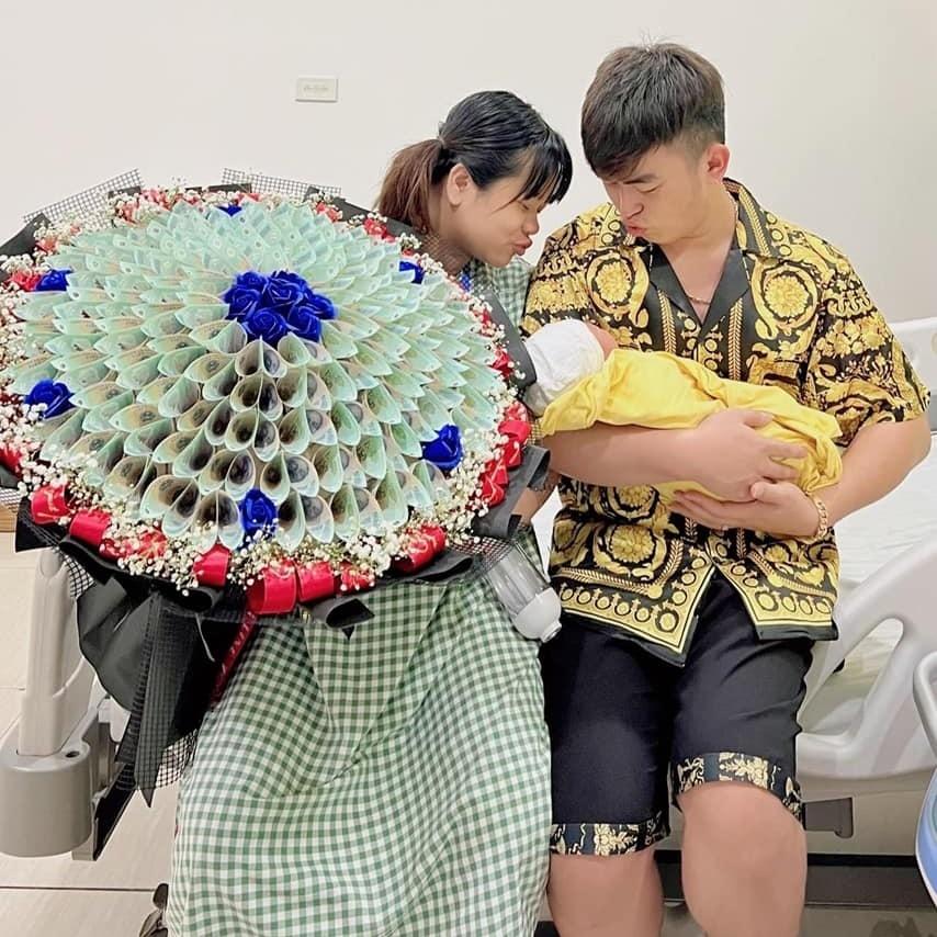 Danh tính KHỦNG cô vợ được chồng tặng bó hoa 500k sau sinh-6