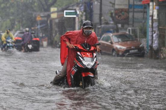 Biển Đông áp thấp nhiệt đới, Bắc bộ mưa giông liên tục nhiều ngày