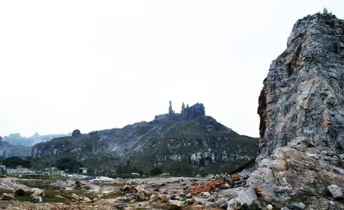 Hòn Vọng Phu ở Thanh Hóa bị sét đánh-2