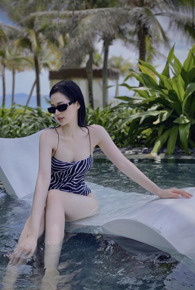 Tâm Tít chỉnh ảnh bikini ảo lòi làm biến dạng cả chân tay-6