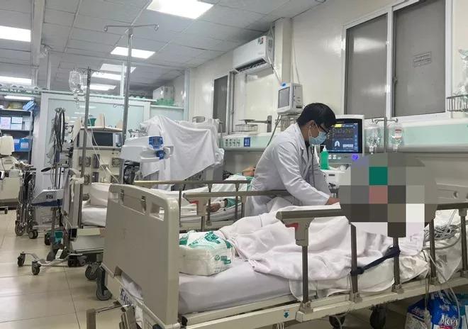 Vụ 8 sinh viên ngộ độc rượu, 2 người tử vong: Nữ bệnh nhân nguy kịch-1