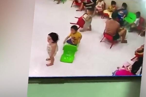 Bé mầm non đang ngủ say bị cô giáo giật tay lôi dậy bằng được-3