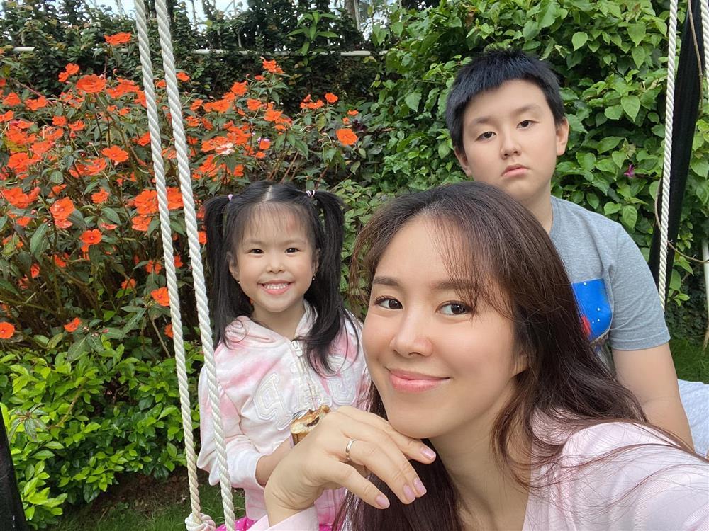 Giảm 30kg sau sinh, Lê Phương giờ gầy hơn cả con trai 10 tuổi-5