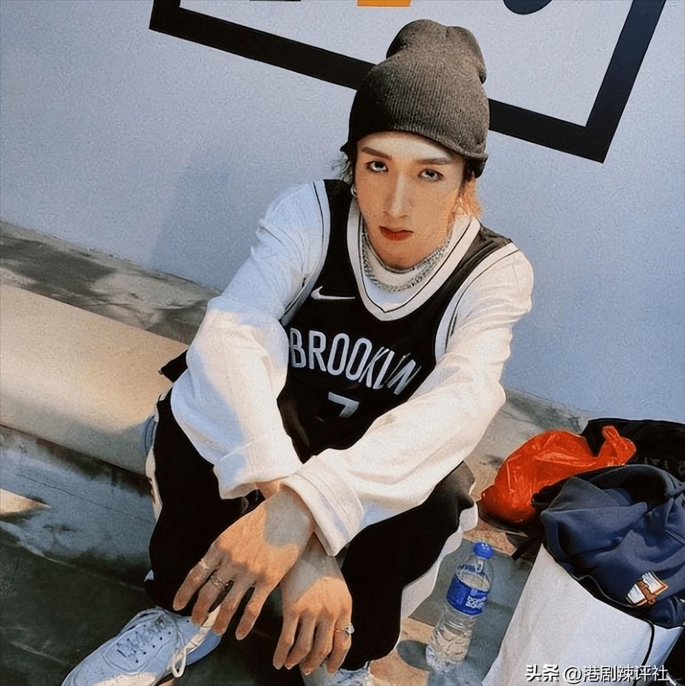 Vũ công bị màn hình 600 kg rơi trúng người đã tỉnh lại-1