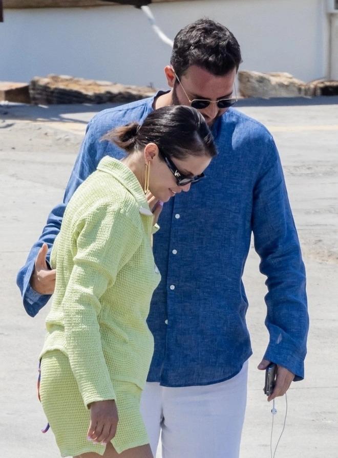 Trong chuyến đi năm nay, Selena Gomez không chỉ được chăm sóc từng li từng tí mà trông còn nhuận sắc hơn hẳn.