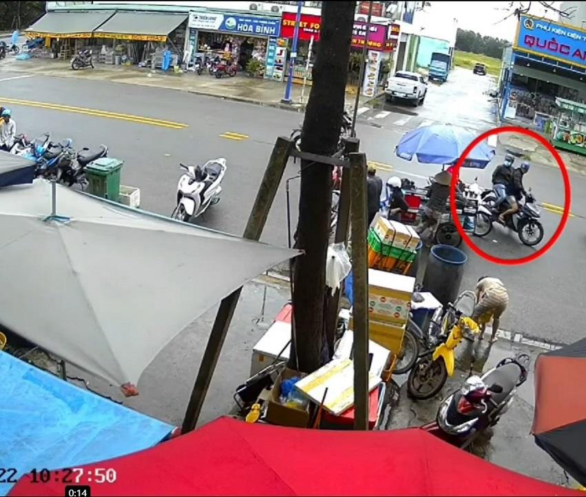 Thanh niên lao vào tên trộm xe máy, đồng bọn chống trả điên cuồng-1