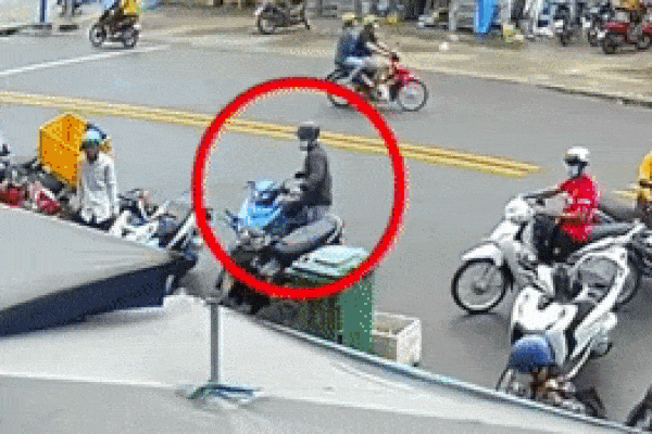 Thanh niên lao vào tên trộm xe máy, đồng bọn chống trả điên cuồng