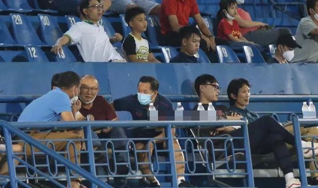 Lan truyền ảnh HLV Gong Oh Kyun tỏ rõ thái độ khi gặp thầy Park-1