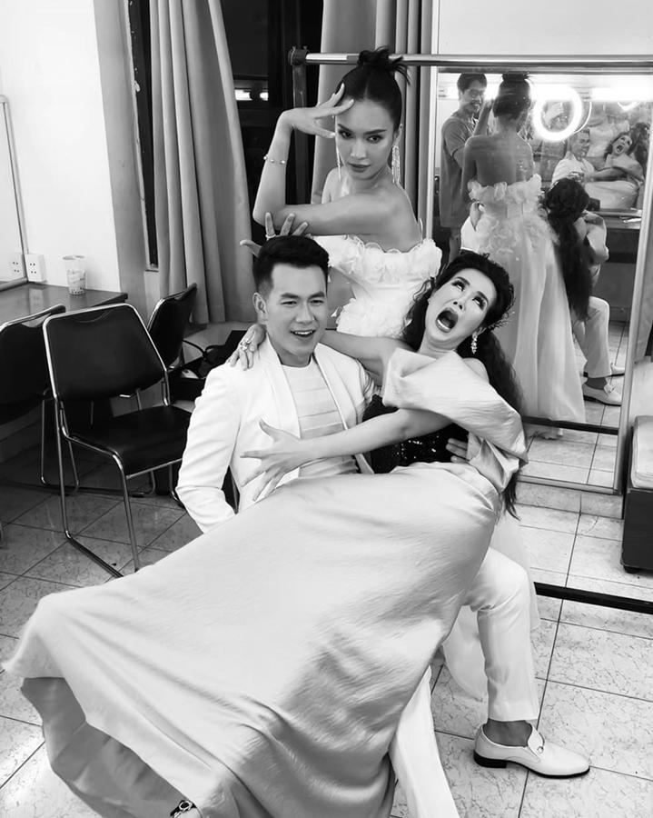 Ấy thế nhưng chỉ cần rời sân khấu, Võ Hạ Trâm "xả vai" ngay lập tức.