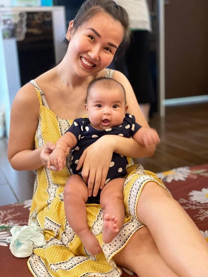 Đến khi về nhà, nữ ca sĩ còn xuề xòa hơn nữa. Không chỉ hạn chế son phấn, cô còn chỉ ưu ái những bộ váy thun trông như đồ chợ miễn thoải mái là được.