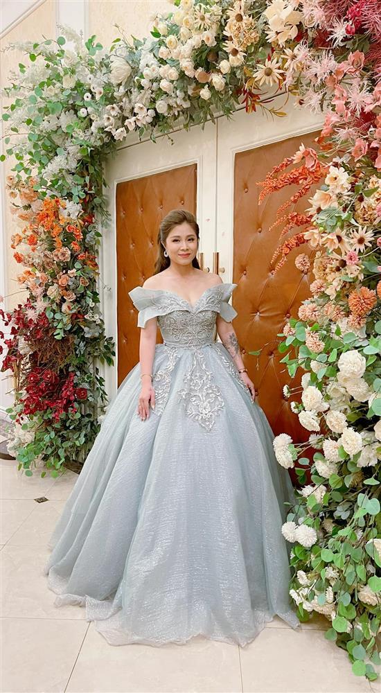 Vừa mang thai lần 3, MC Hoàng Linh khoe hình xăm mới sát vòng 1-3