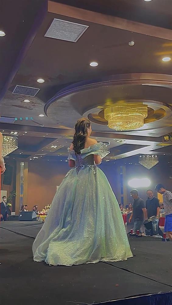 MC Hoàng Linh lộ hình xăm hổ báo khi dẫn chương trình-1