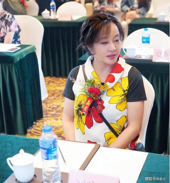 Lưu Hiểu Khánh gây sốt với nhan sắc ở tuổi U70-2