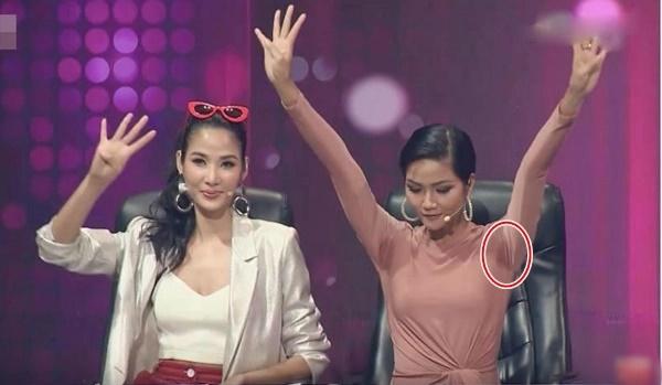 Tham gia chương trình ở thời điểm nắng nóng, H'Hen Niê cũng từng để lộ "vùng cánh" ướt đẫm mồ hôi khi diện váy bó.