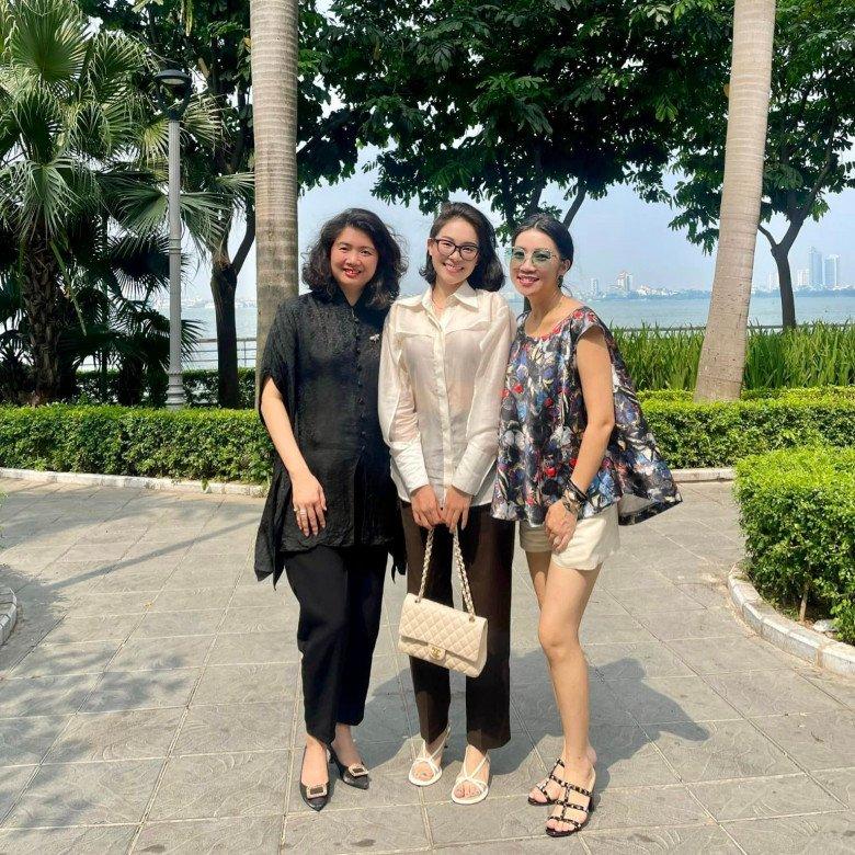 Linh Rin xài mãi 1 chiếc túi, mặc kệ cả Vbiz đổi đồ xoành xoạch-4