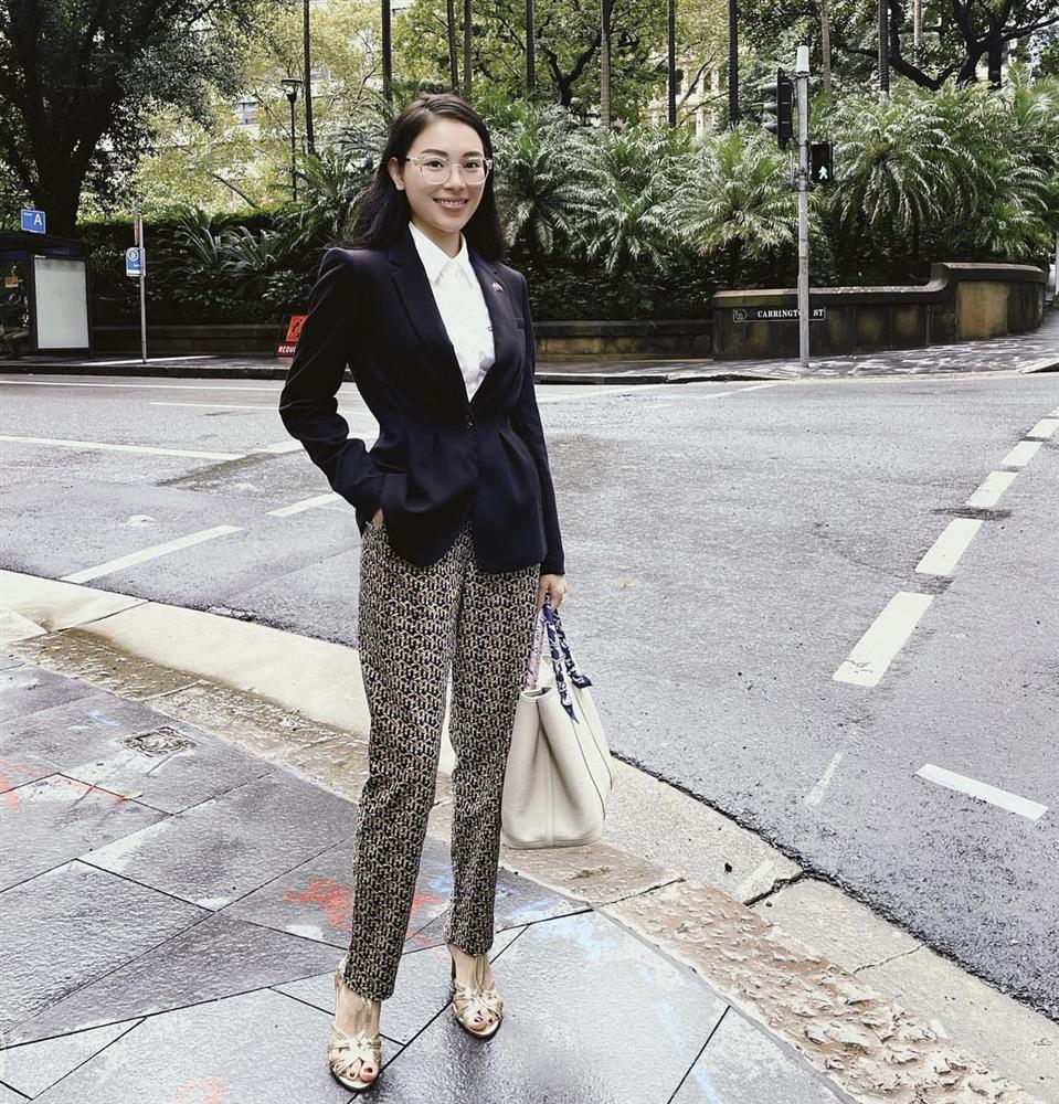 Linh Rin xài mãi 1 chiếc túi, mặc kệ cả Vbiz đổi đồ xoành xoạch-9