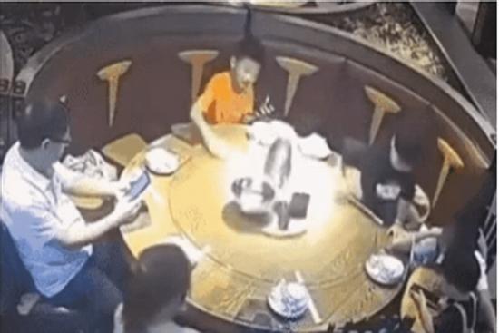 Dẫn con đi ăn nhà hàng có bàn xoay, ông bố khởi kiện vì thảm kịch