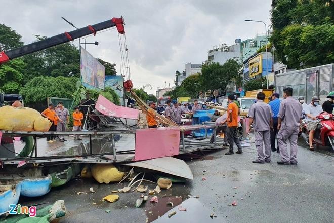 Sập cổng chào Công viên Đầm Sen, khách bỏ chạy tán loạn-1