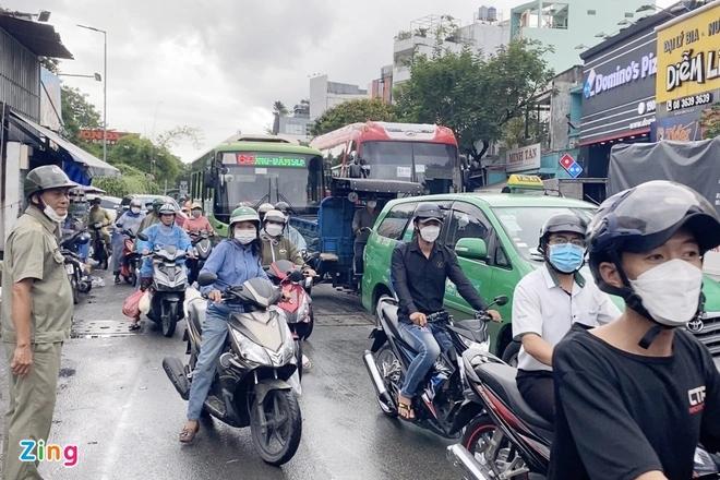 Sập cổng chào Công viên Đầm Sen, khách bỏ chạy tán loạn-2