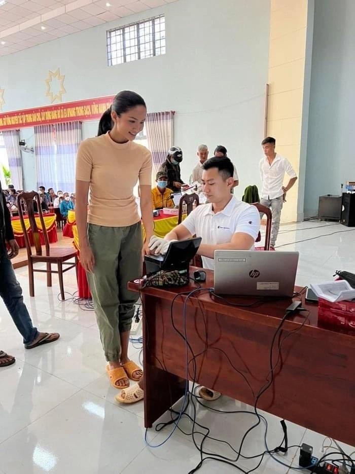 HHen Niê ăn mặc xộc xệch như mới đi rẫy để chụp ảnh CCCD-1