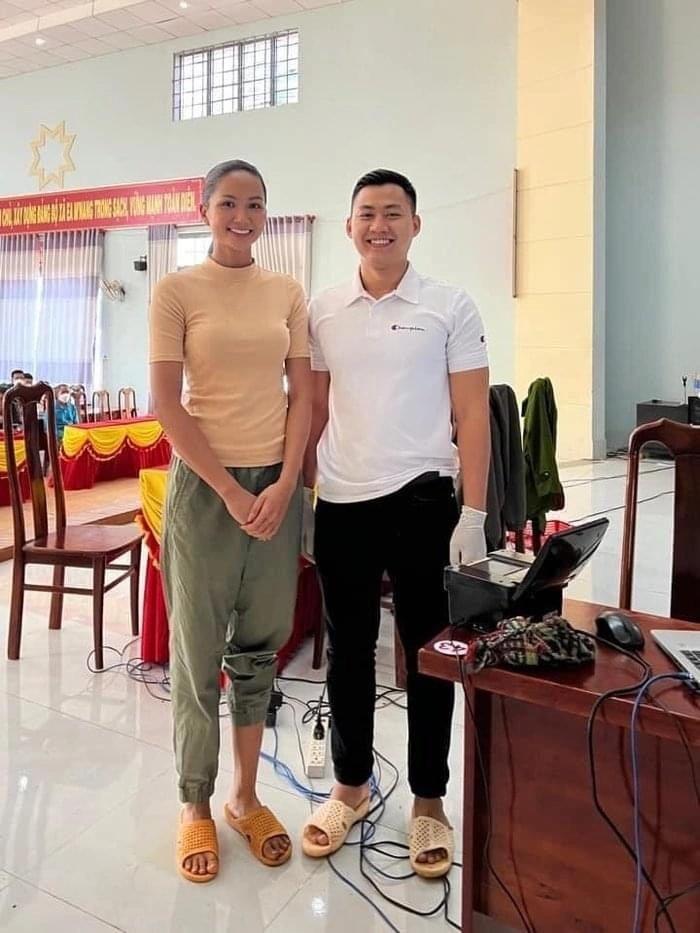 Phương Khánh giản dị đi chụp CCCD, HHen Niê bị réo cà khịa-6