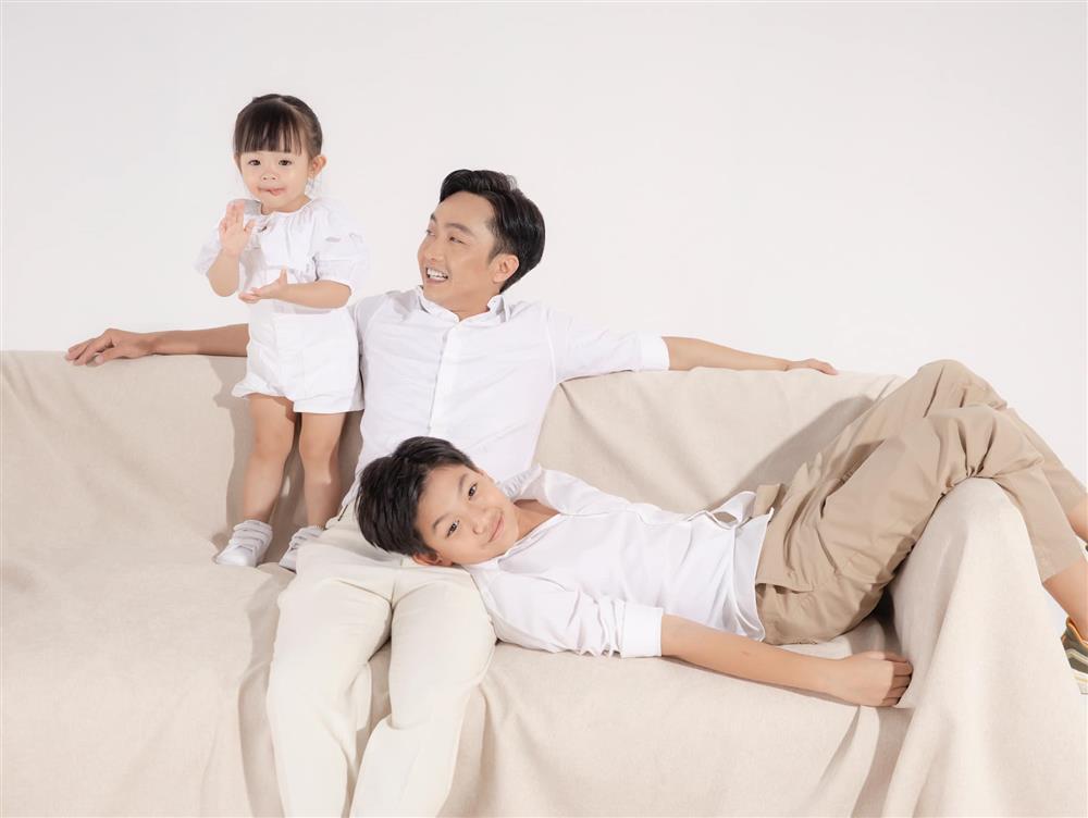 Cường Đô La xả ảnh bên con, dân mạng nhìn 3 tưởng 1-2