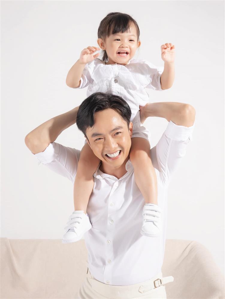 Cường Đô La xả ảnh bên con, dân mạng nhìn 3 tưởng 1-3