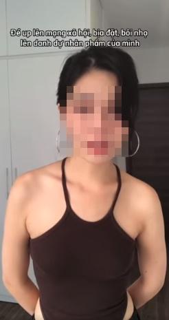 Cô gái mặc hở hang bị quay lại trên phố Xã Đàn: Thích thì mặc-12