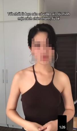 Cô gái mặc hở hang bị quay lại trên phố Xã Đàn: Thích thì mặc-17