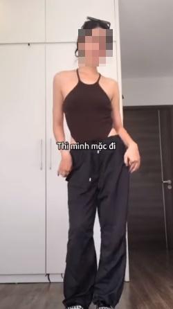 Cô gái mặc hở hang bị quay lại trên phố Xã Đàn: Thích thì mặc-20